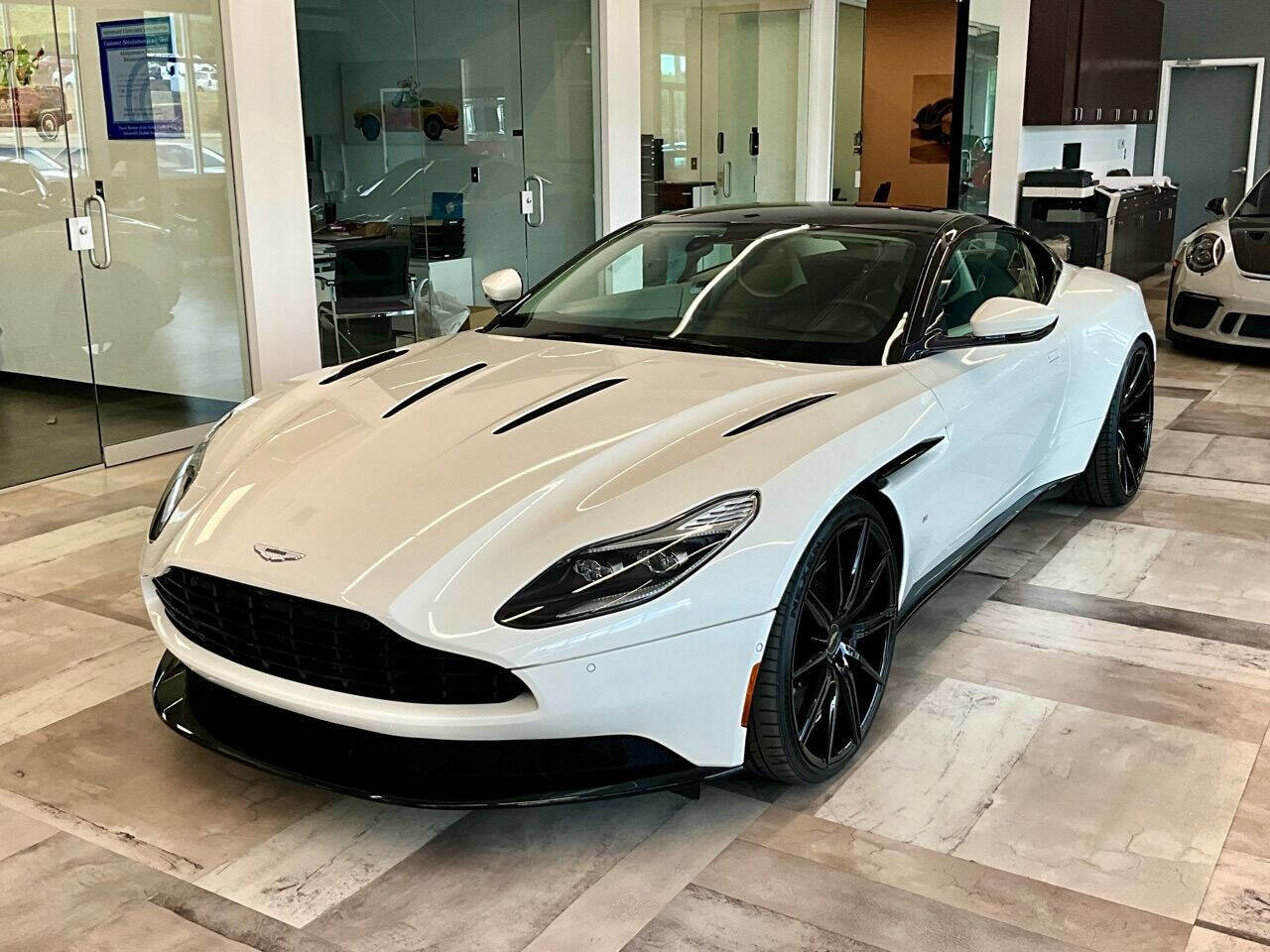 Used 2018 Aston Martin DB11 V12 image 4