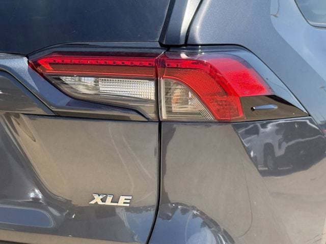 Used 2021 Toyota RAV4 XLE w/ Convenience Package FWD image 7