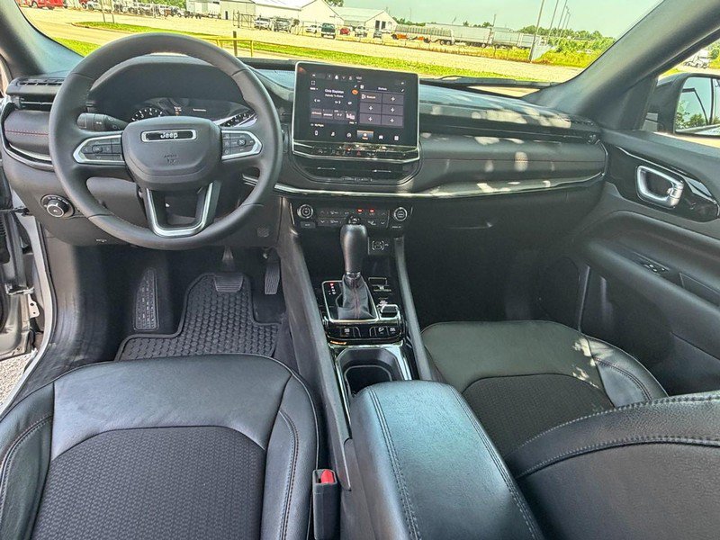Used 2025 Jeep Compass Trailhawk AWD/4WD image 18