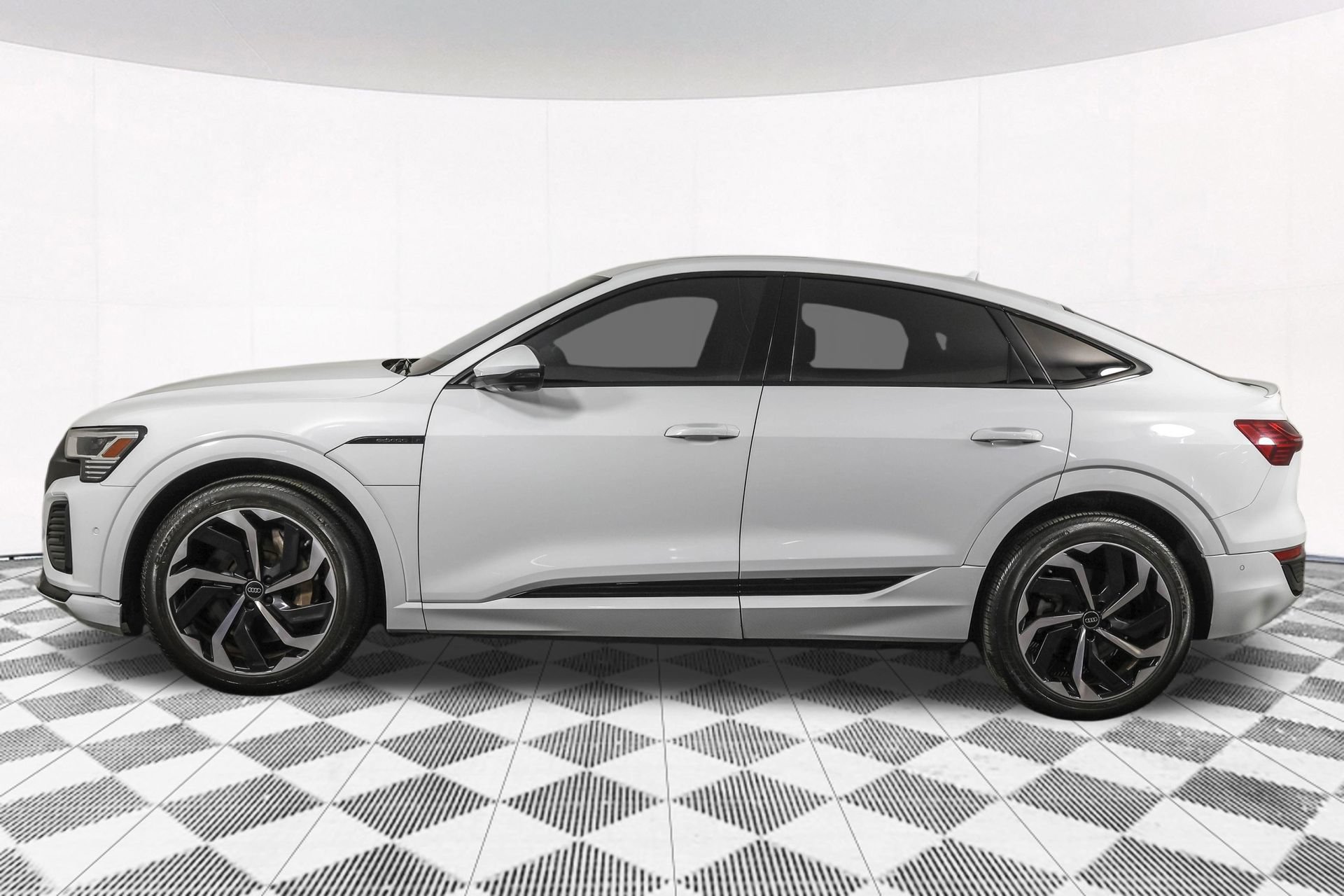Used 2024 Audi Q8 e-tron Premium Plus w/ Premium Plus Package AWD/4WD image 19