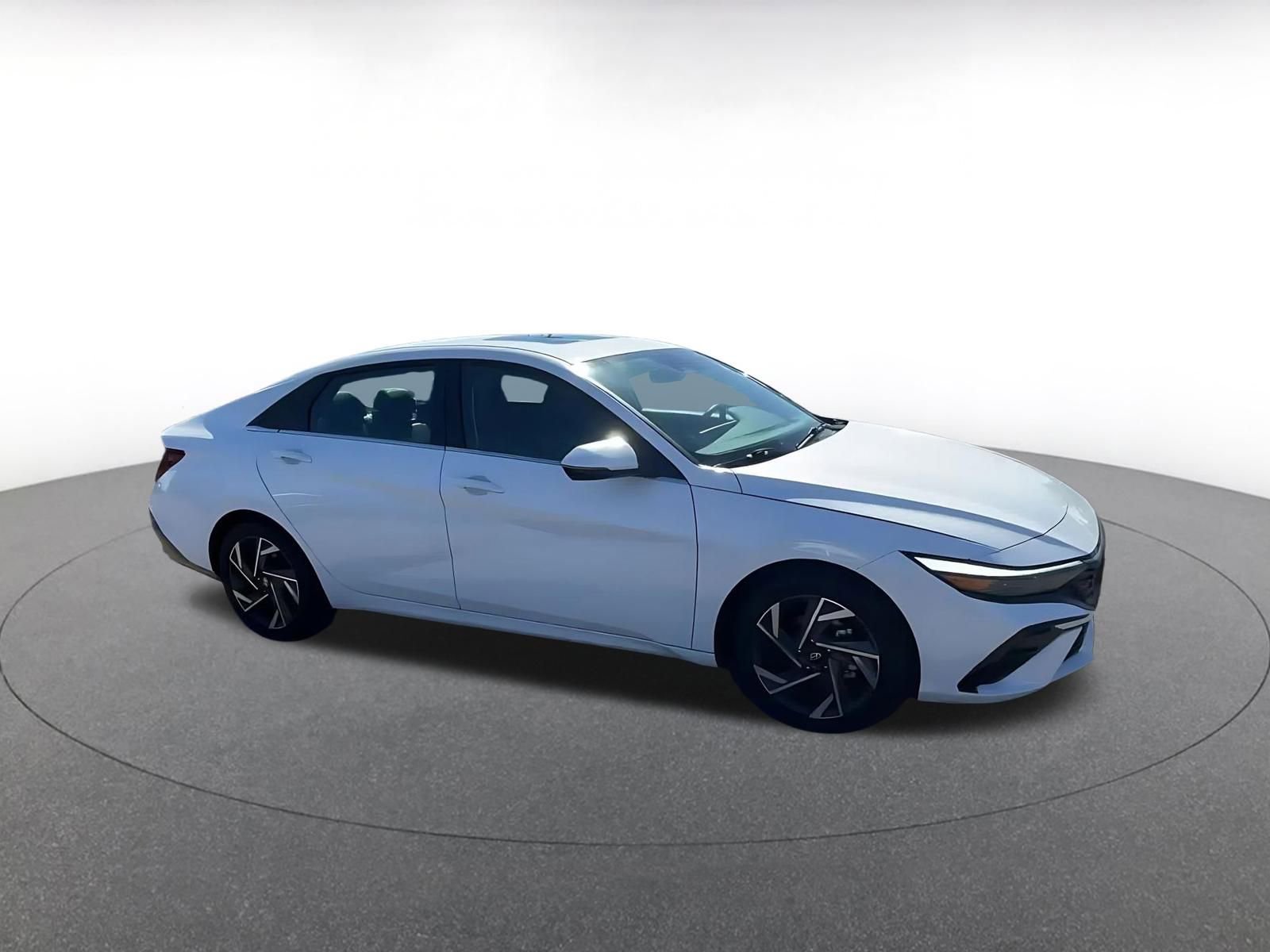 Used 2025 Hyundai Elantra Limited FWD image 2