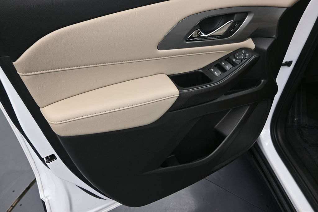 Used 2023 Chevrolet Traverse LS FWD image 12