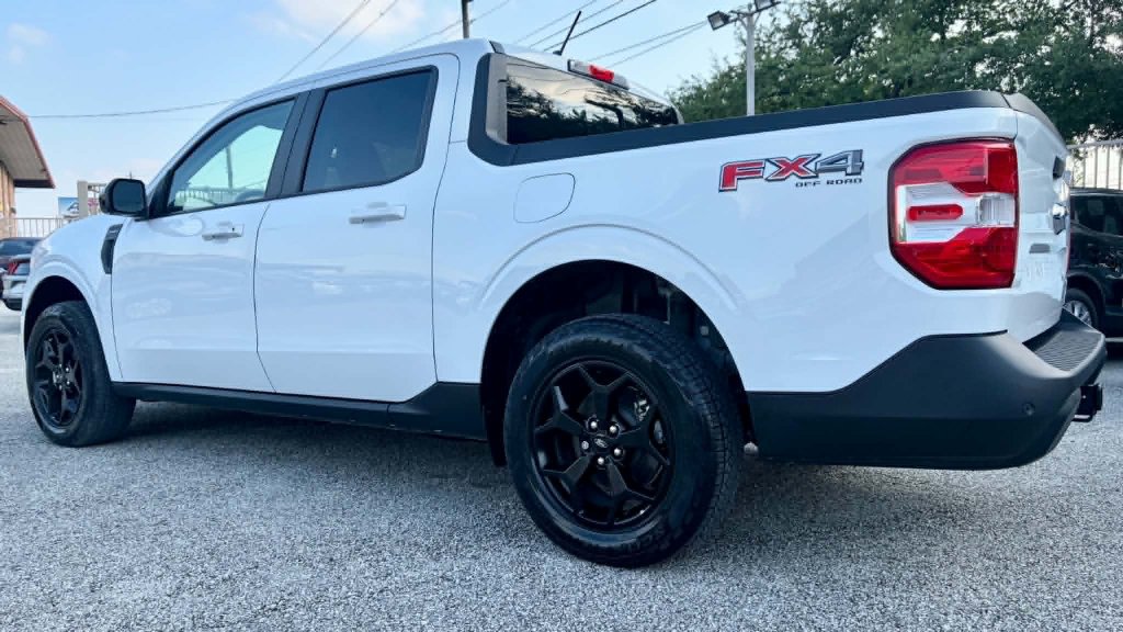 Used 2024 Ford Maverick Lariat w/ FX4 Off-Road Package AWD/4WD image 8