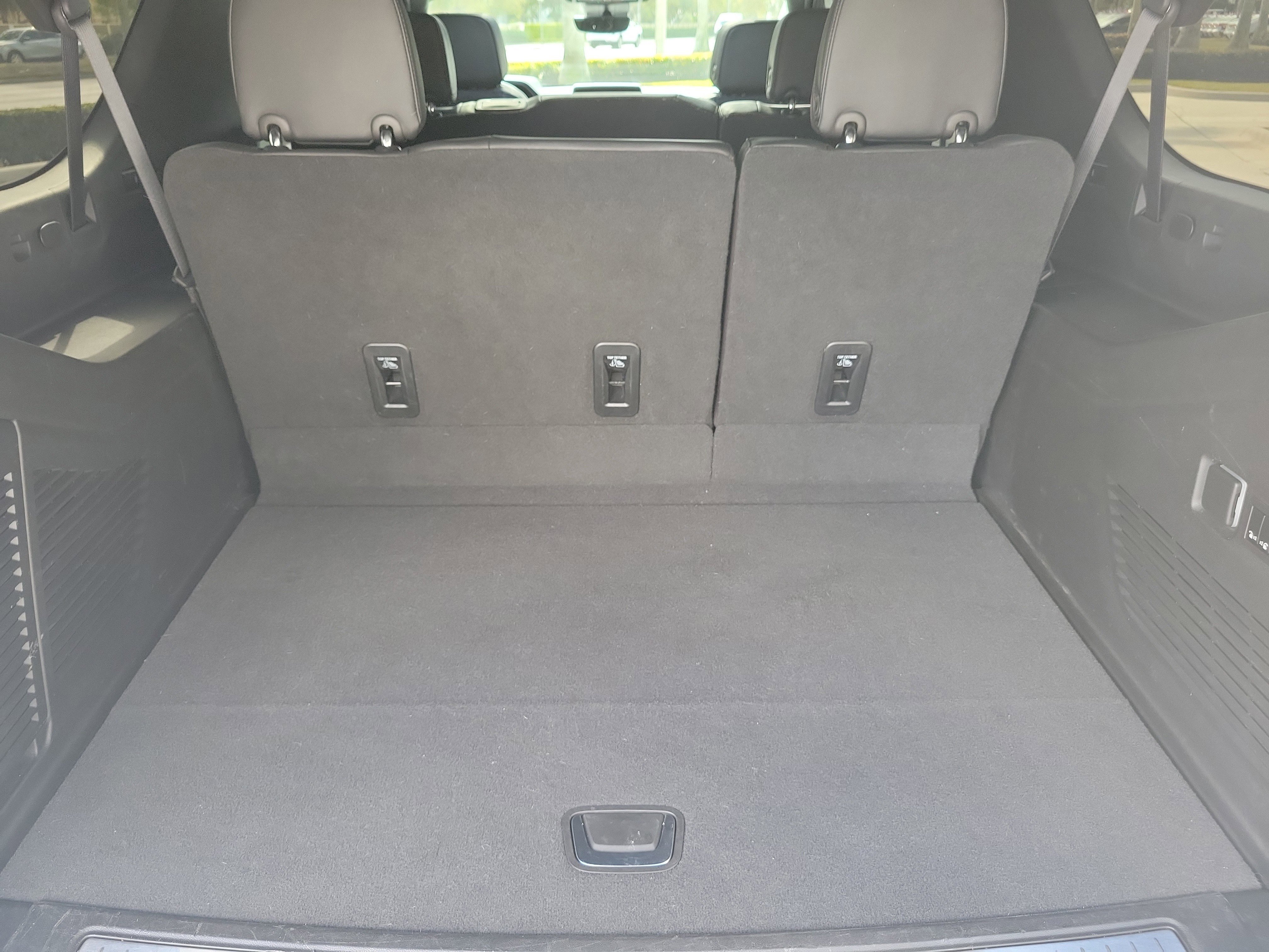 Used 2023 Chevrolet Suburban High Country image 11