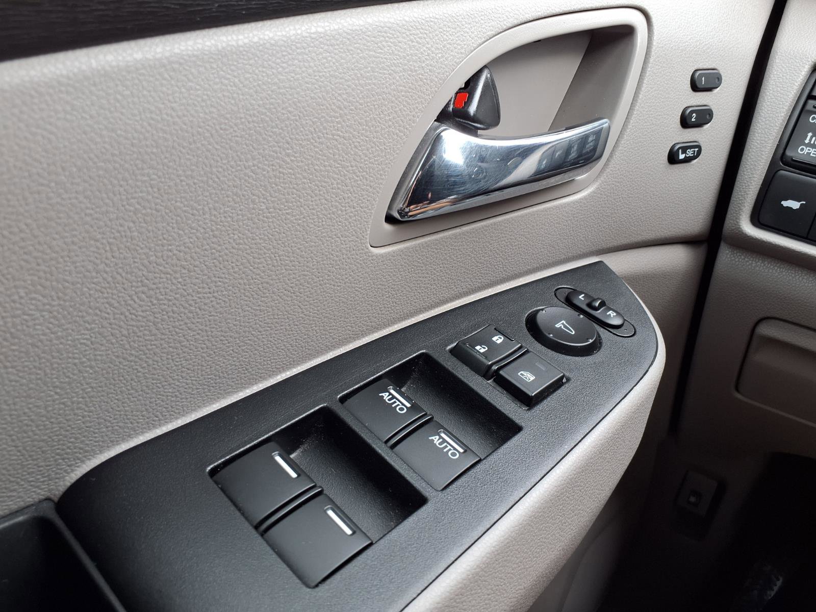Used 2014 Honda Odyssey Touring Elite image 11