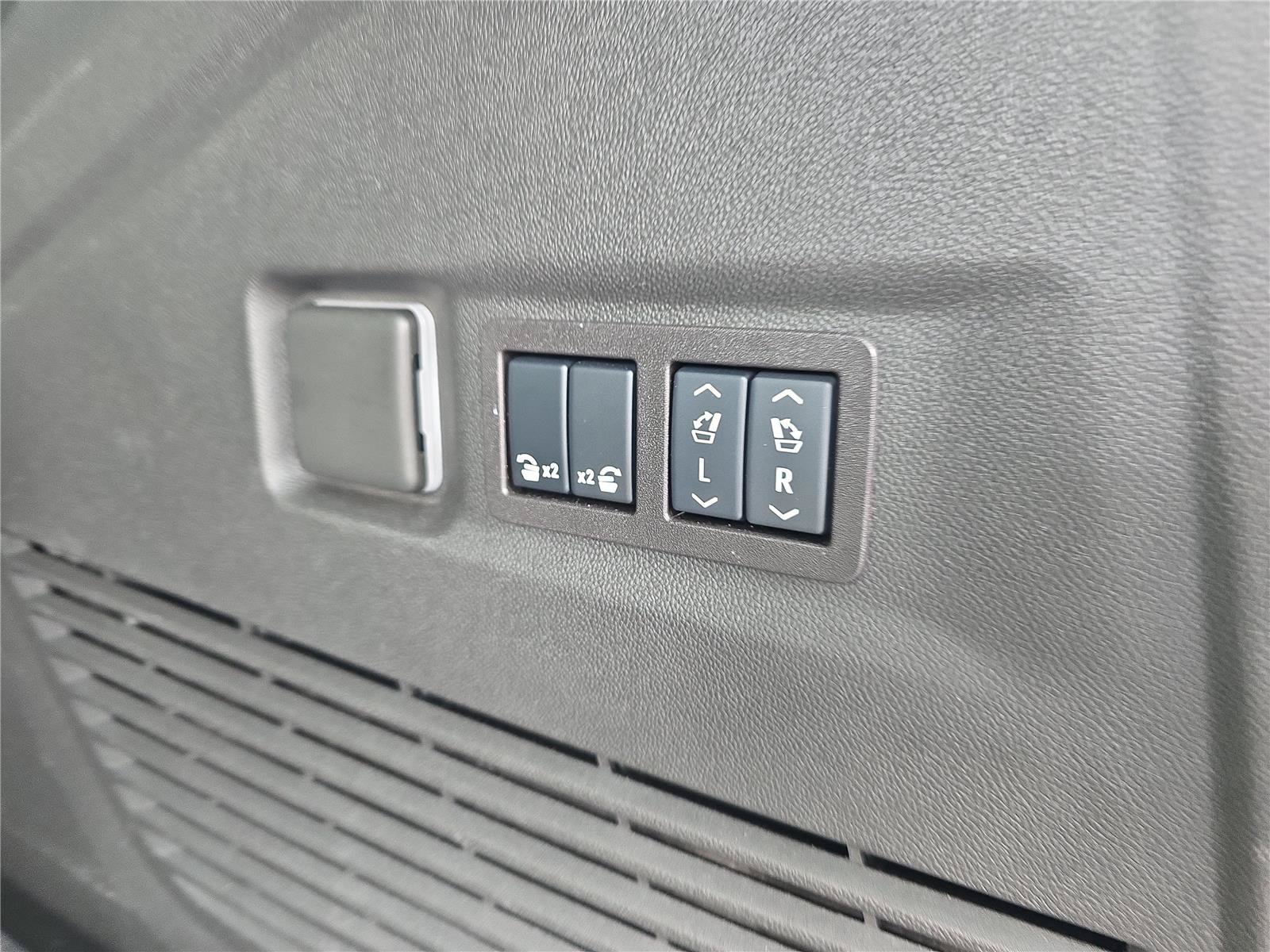 Used 2025 Chevrolet Suburban Premier AWD/4WD image 9