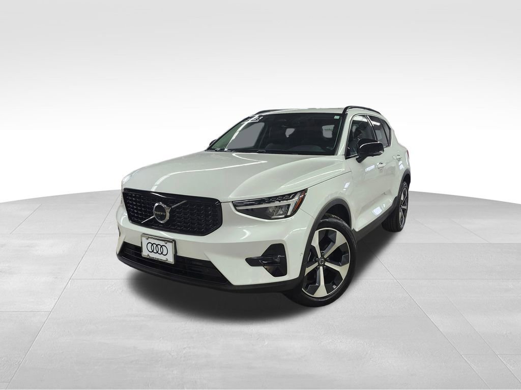 Used 2023 Volvo XC40 B5 Plus w/ Driver Assist Package image 4