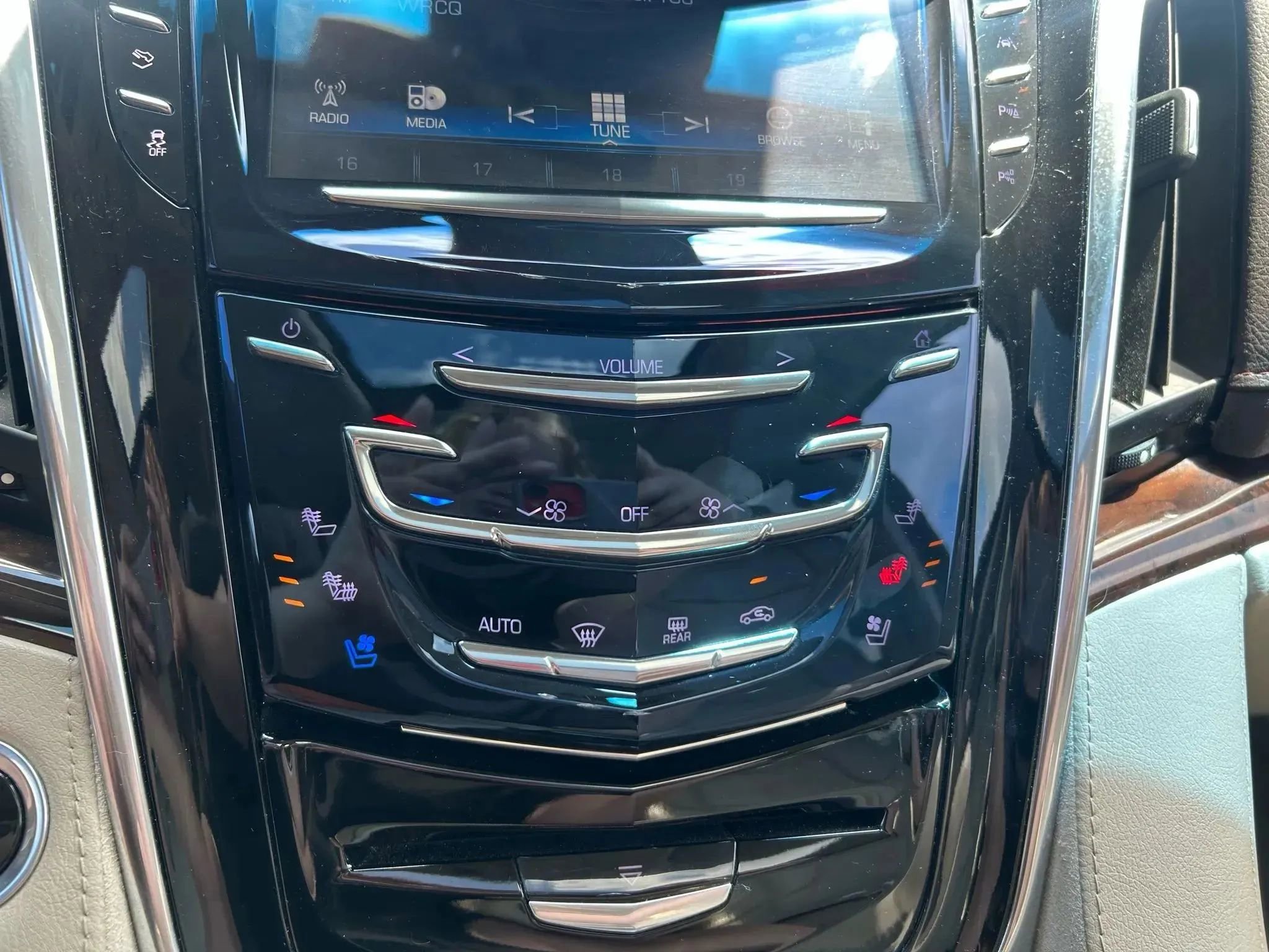 Used 2017 Cadillac Escalade ESV Premium Luxury image 25