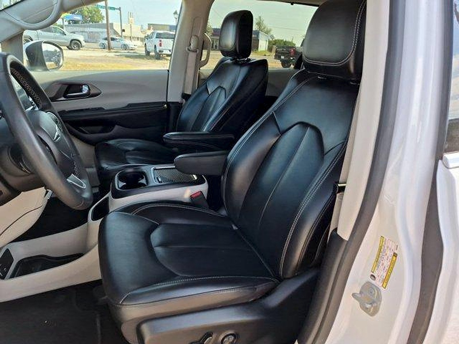 Used 2023 Chrysler Pacifica Touring-L FWD image 18