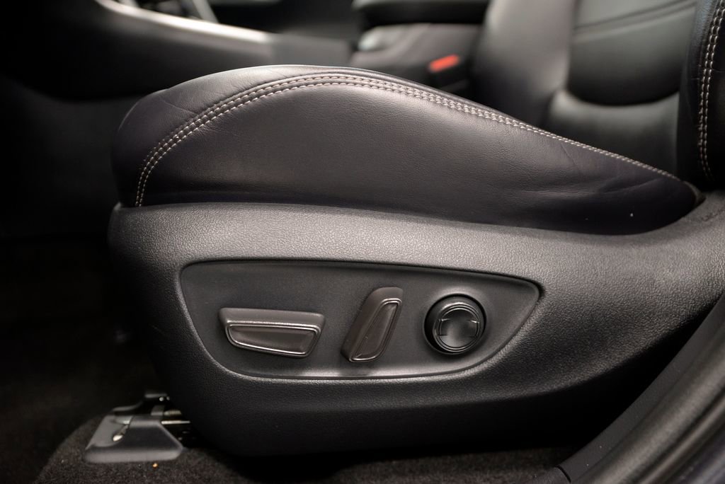 Used 2019 Toyota RAV4 Limited image 17