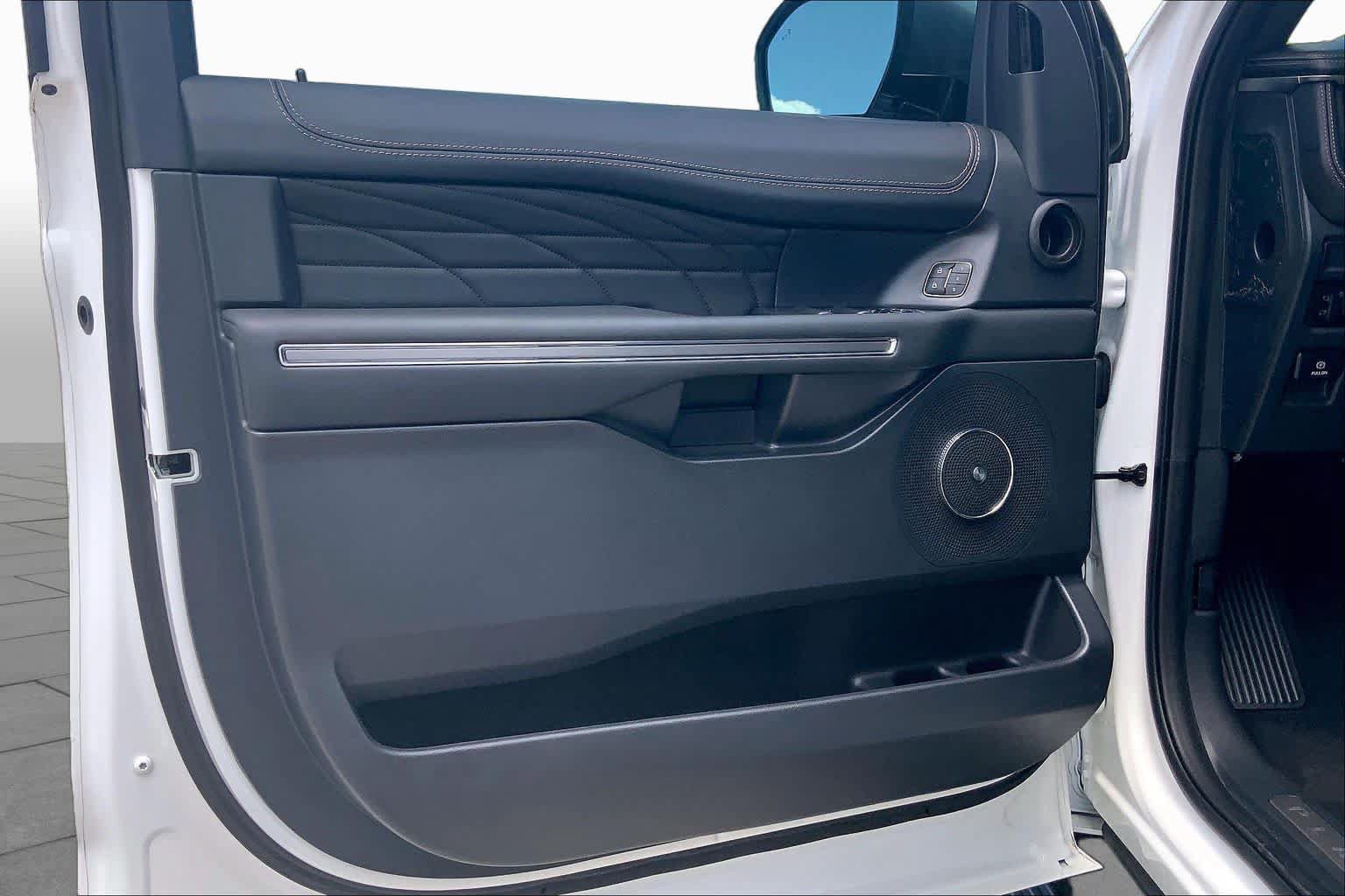 Used 2024 Ford Expedition Platinum RWD image 21