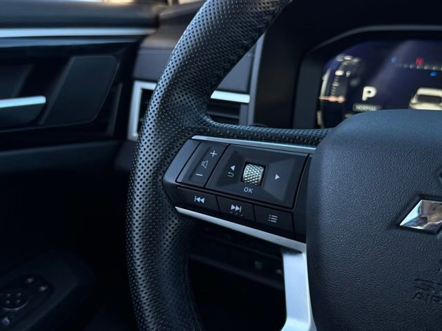 Used 2023 Mitsubishi Outlander SE image 13