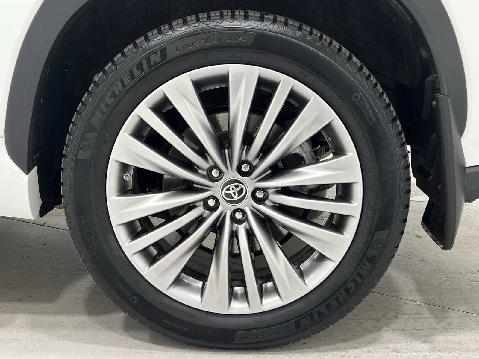 Used 2023 Toyota Highlander Platinum image 10