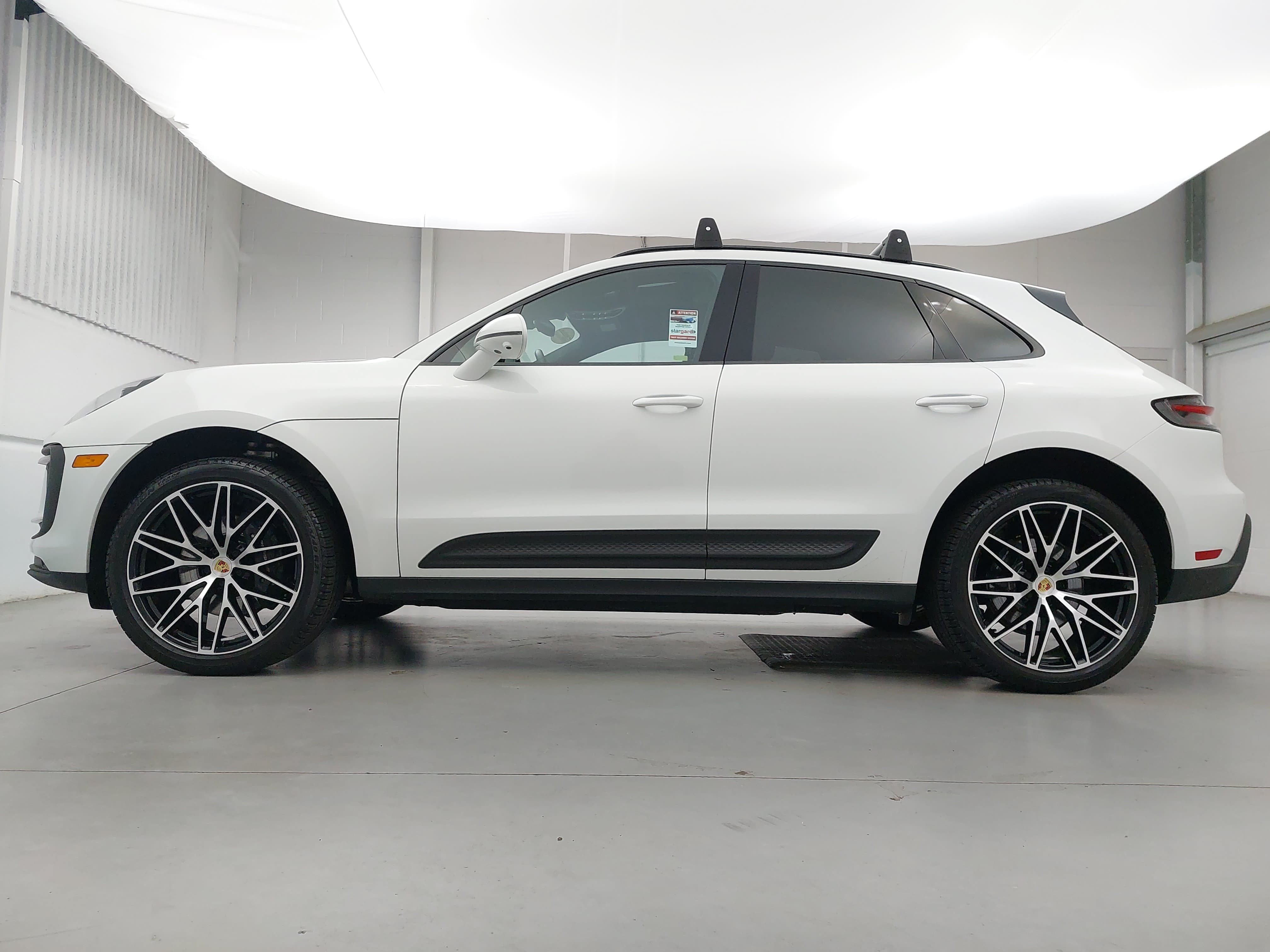 Certified 2025 Porsche Macan AWD/4WD image 2
