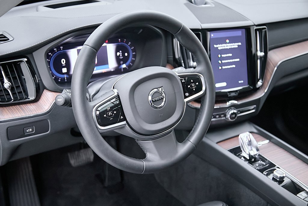 Certified 2023 Volvo XC60 B6 Ultimate w/ Protection Package Premier image 13