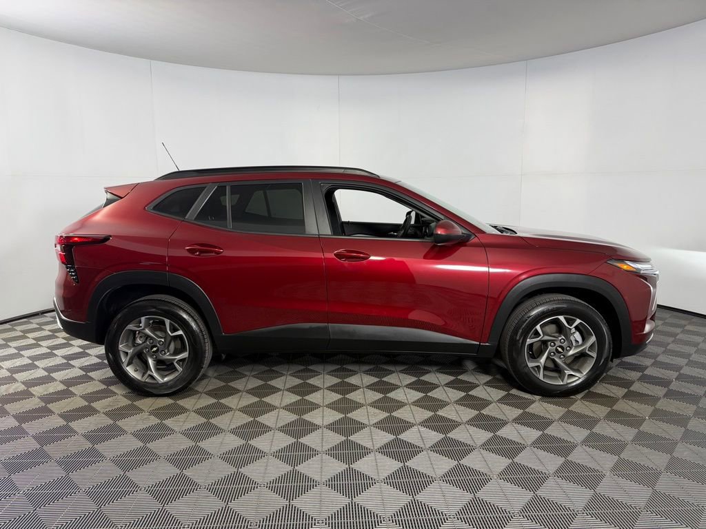 Used 2025 Chevrolet Trax LT image 3