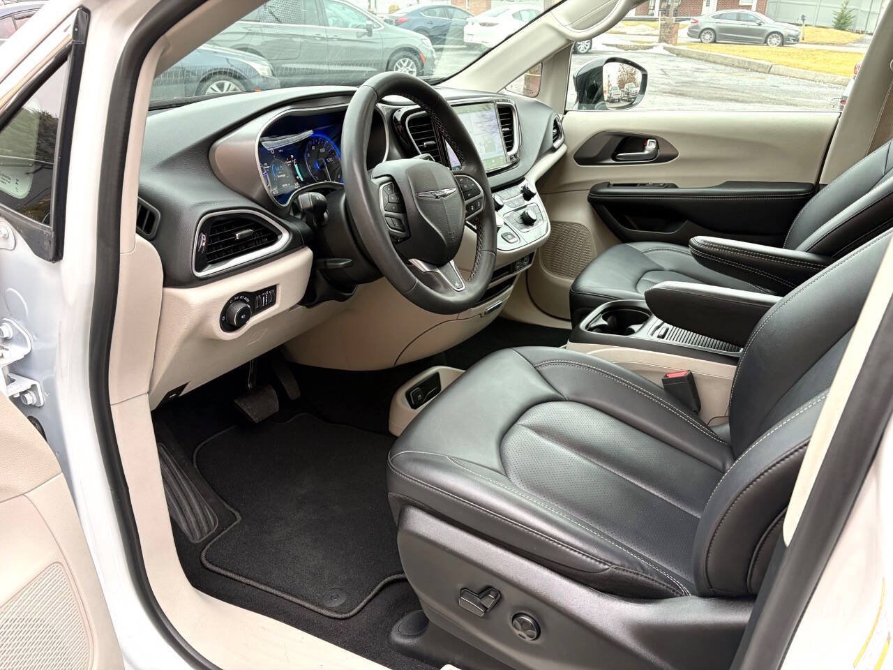Used 2024 Chrysler Pacifica Touring-L FWD image 6