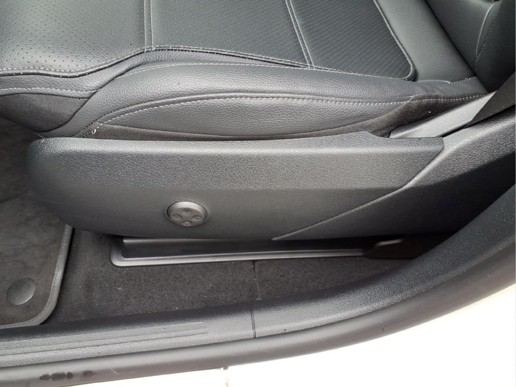 Used 2025 Mercedes-Benz GLC 300 image 16