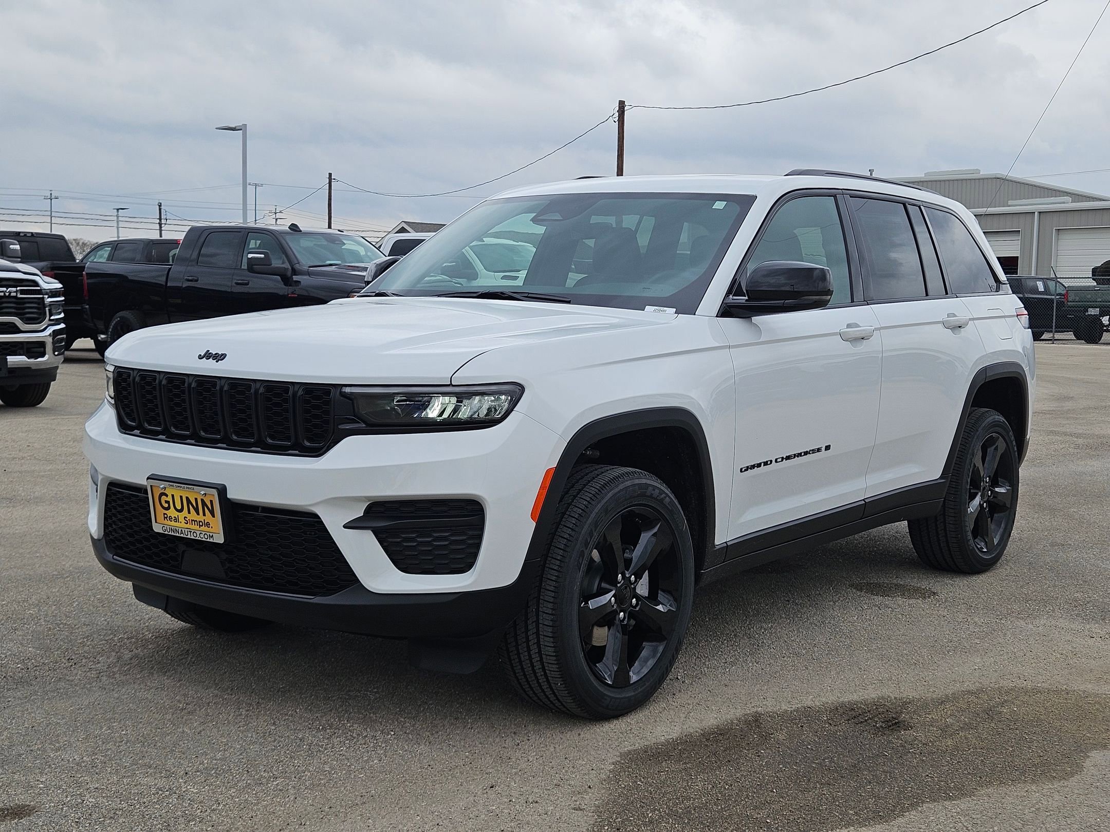 New 2025 Jeep Grand Cherokee Altitude image 7
