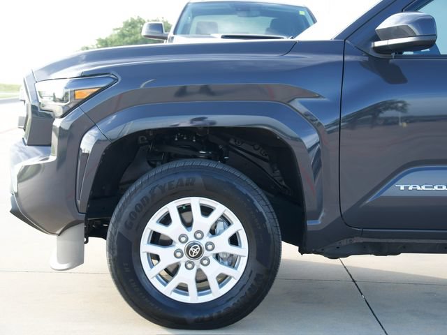 Used 2025 Toyota Tacoma SR5 AWD/4WD image 5