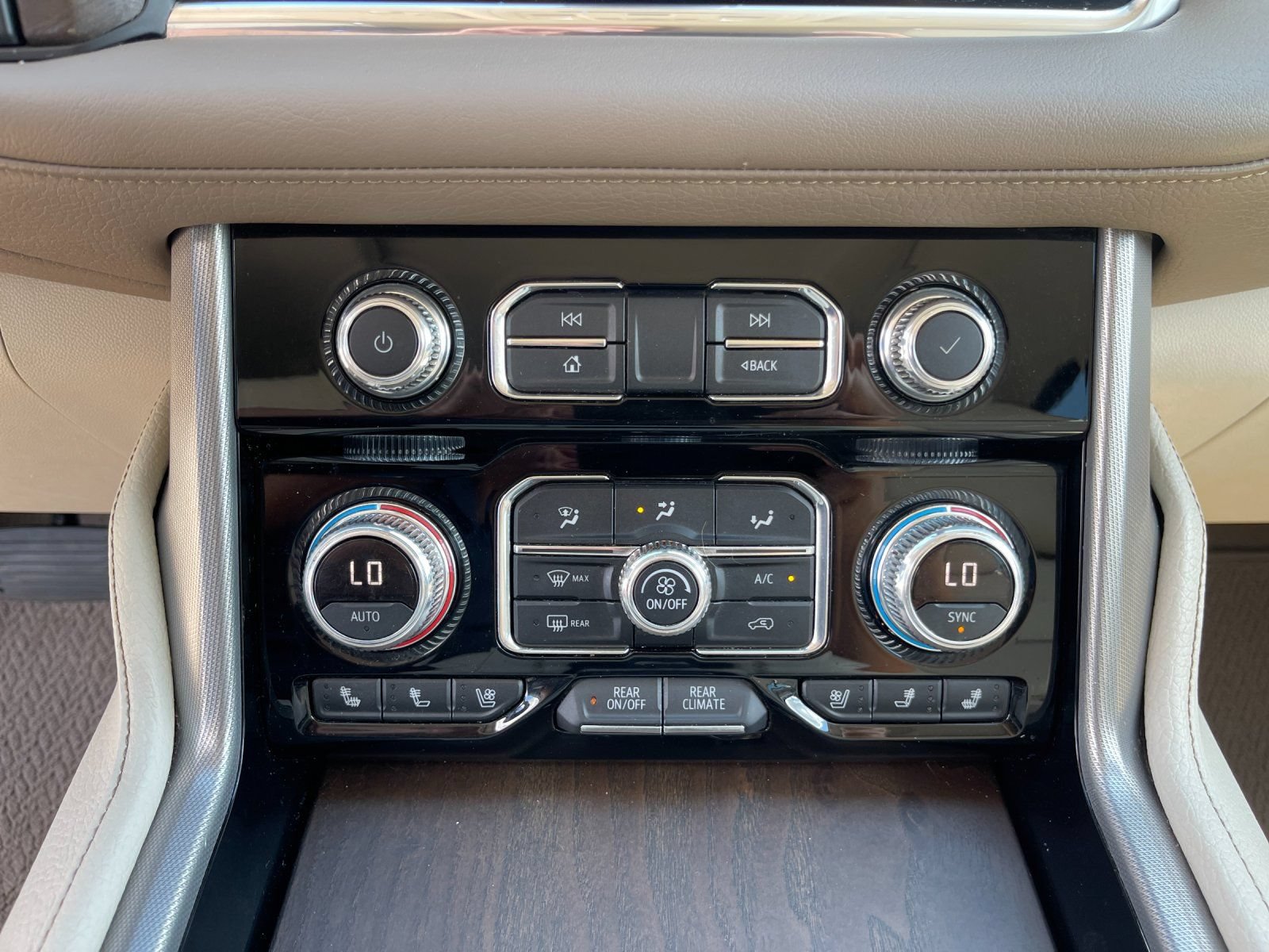 Used 2021 GMC Yukon XL Denali w/ Denali Premium Package AWD/4WD image 25