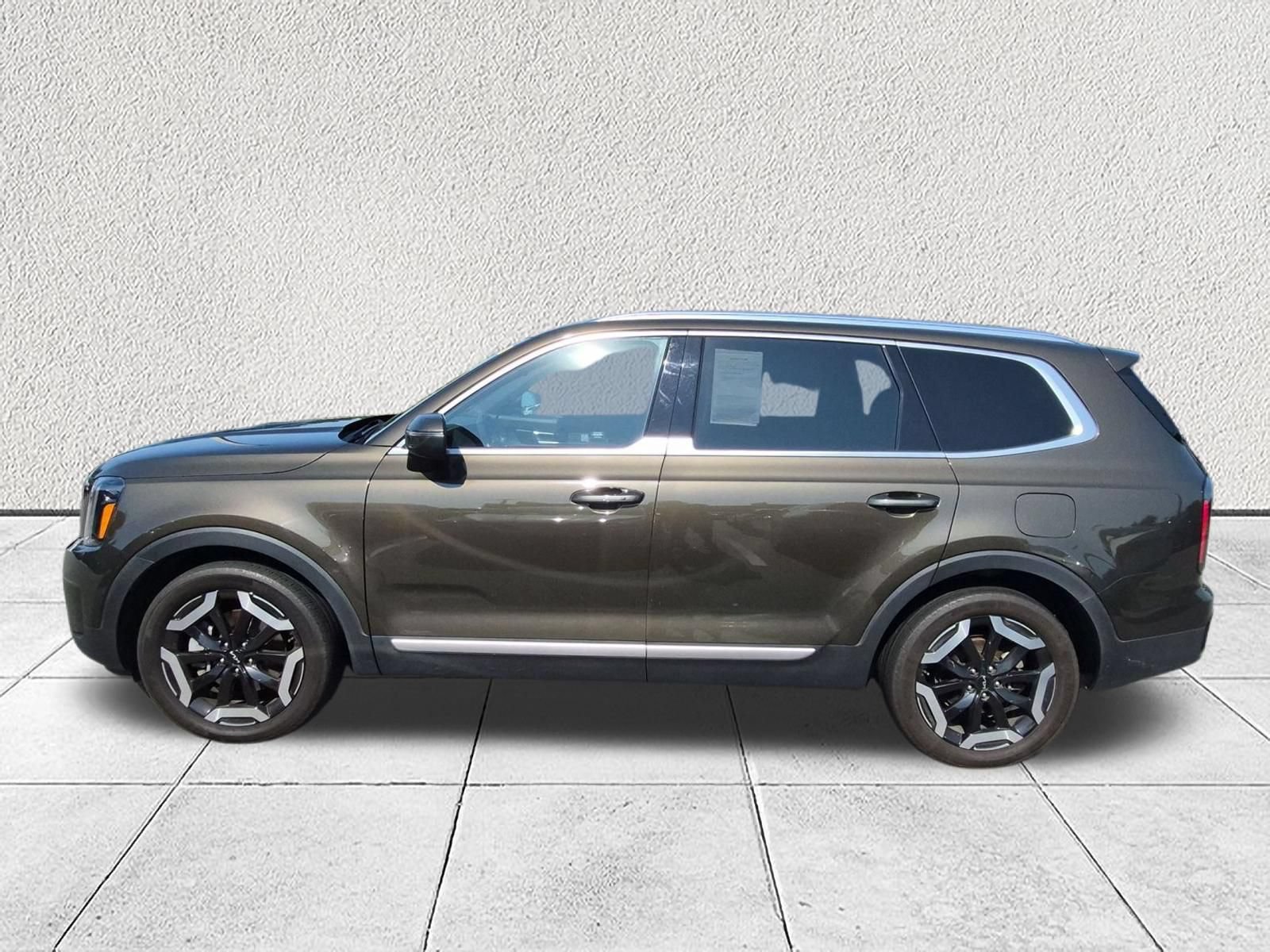 Used 2023 Kia Telluride EX w/ EX Captain's Chair Package AWD/4WD image 6
