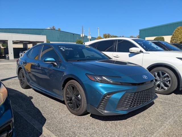 Used 2025 Toyota Camry SE FWD image 1