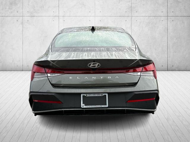Used 2025 Hyundai Elantra SE image 4