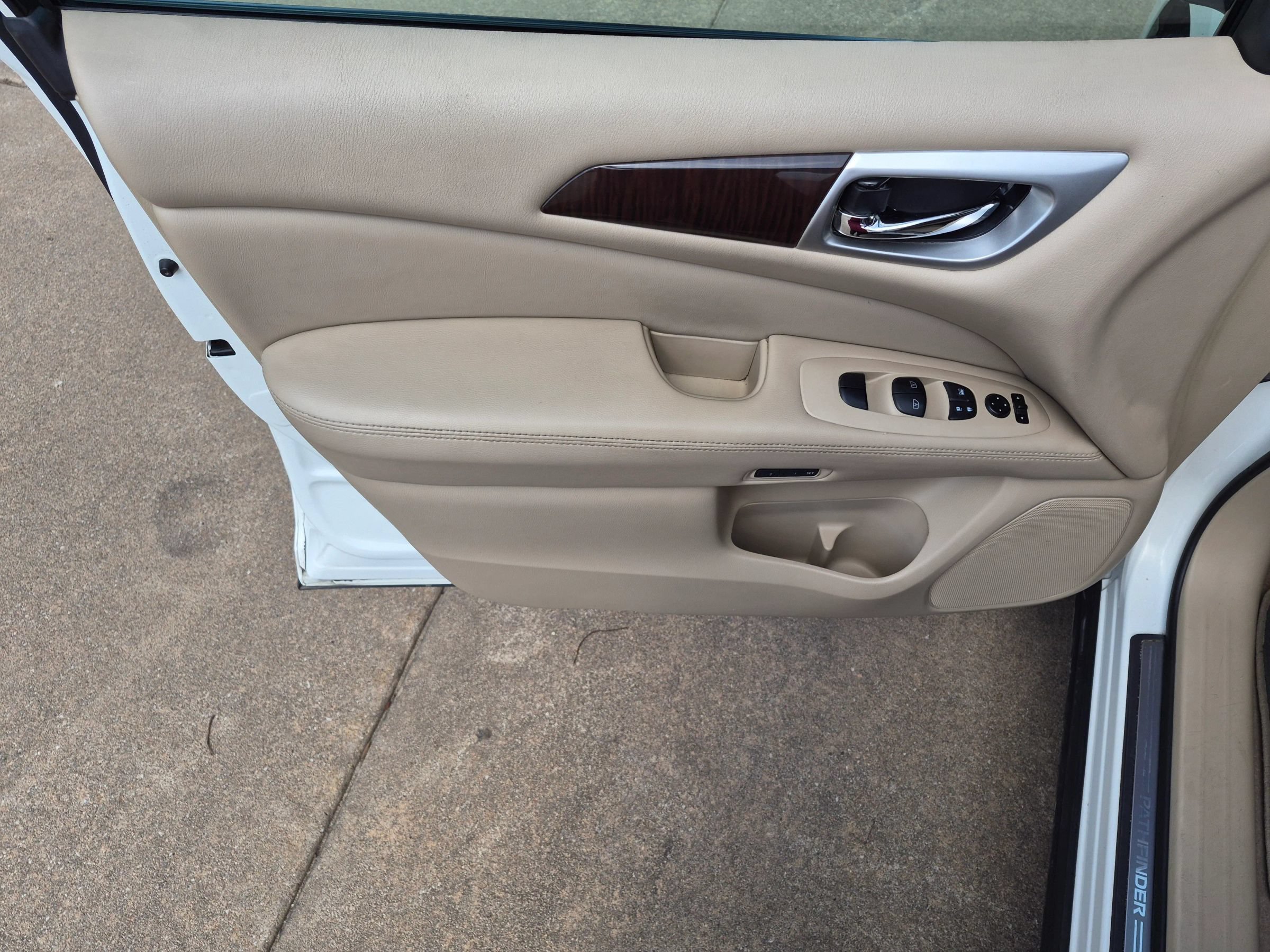 Used 2014 Nissan Pathfinder Platinum w/ Platinum Premium Package FWD image 31