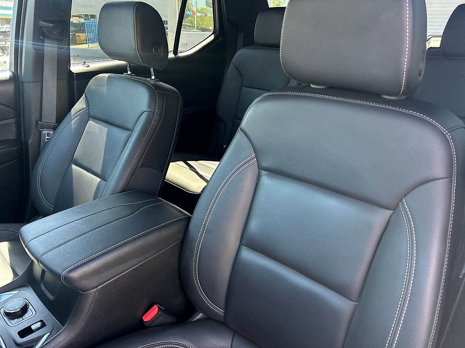 Used 2023 Chevrolet Traverse LT w/ LT Premium Package FWD image 9