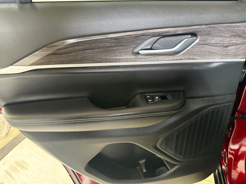 Used 2023 Jeep Grand Cherokee Limited w/ Black Appearance Package image 13