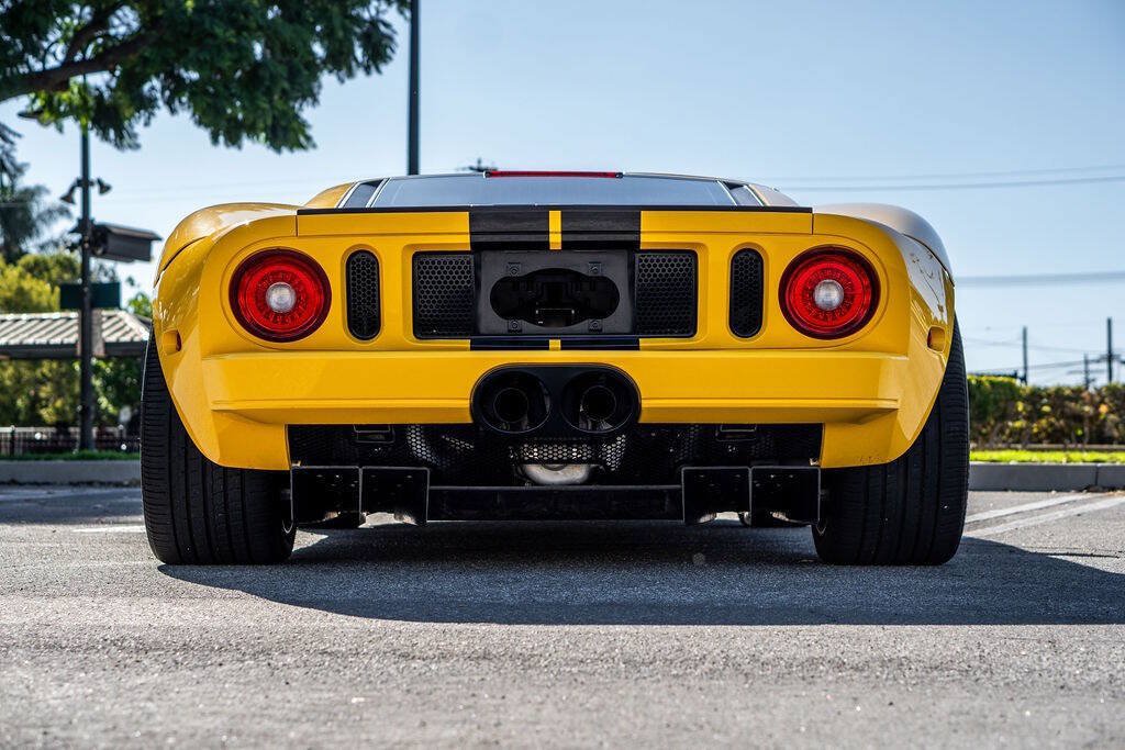Used 2006 Ford GT RWD image 11