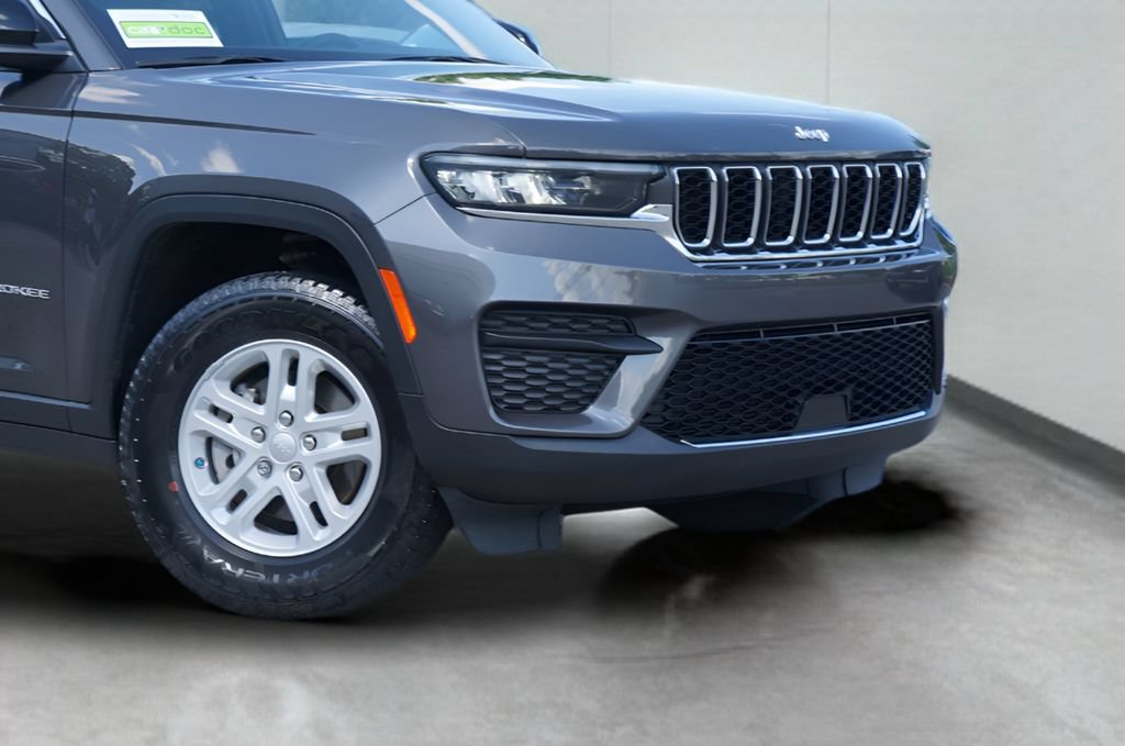 Used 2024 Jeep Grand Cherokee Laredo AWD/4WD image 3