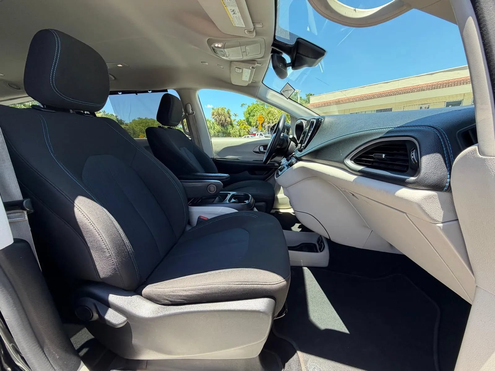 Used 2021 Chrysler Pacifica Touring FWD image 19