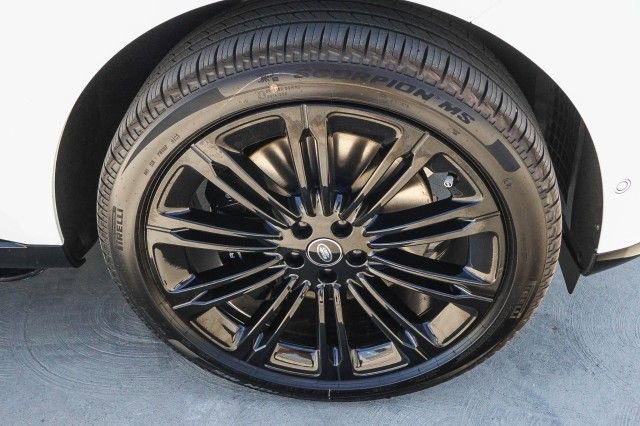 New 2025 Land Rover Range Rover Long Wheelbase SE image 9