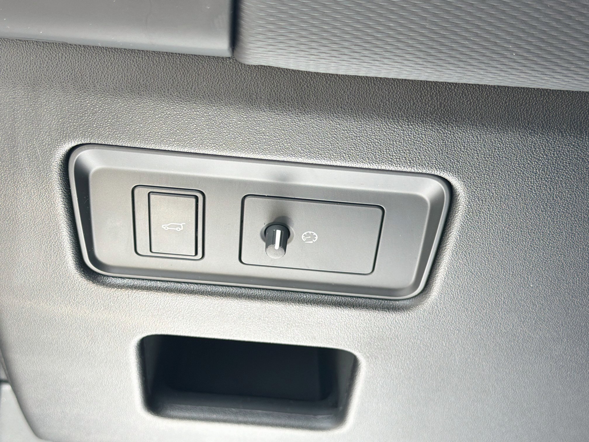 Certified 2025 Land Rover Discovery Dynamic SE AWD/4WD image 36