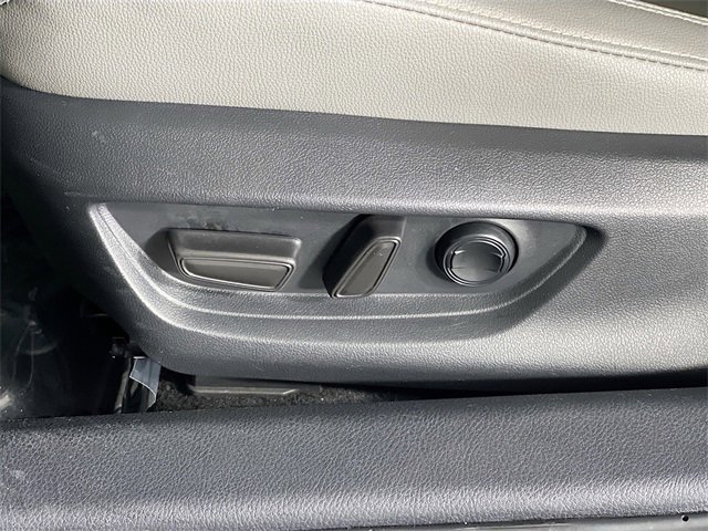 Used 2025 Toyota Camry SE image 12