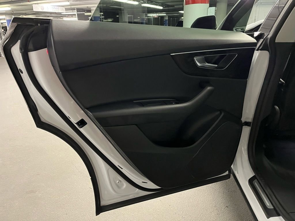 Used 2023 Audi Q8 Premium image 17
