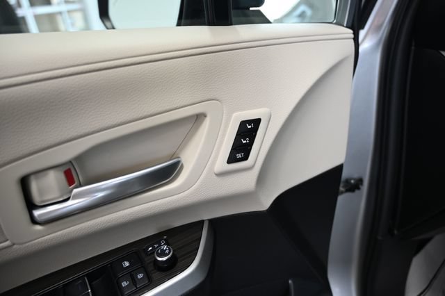 Used 2023 Toyota Sienna Platinum AWD/4WD image 33