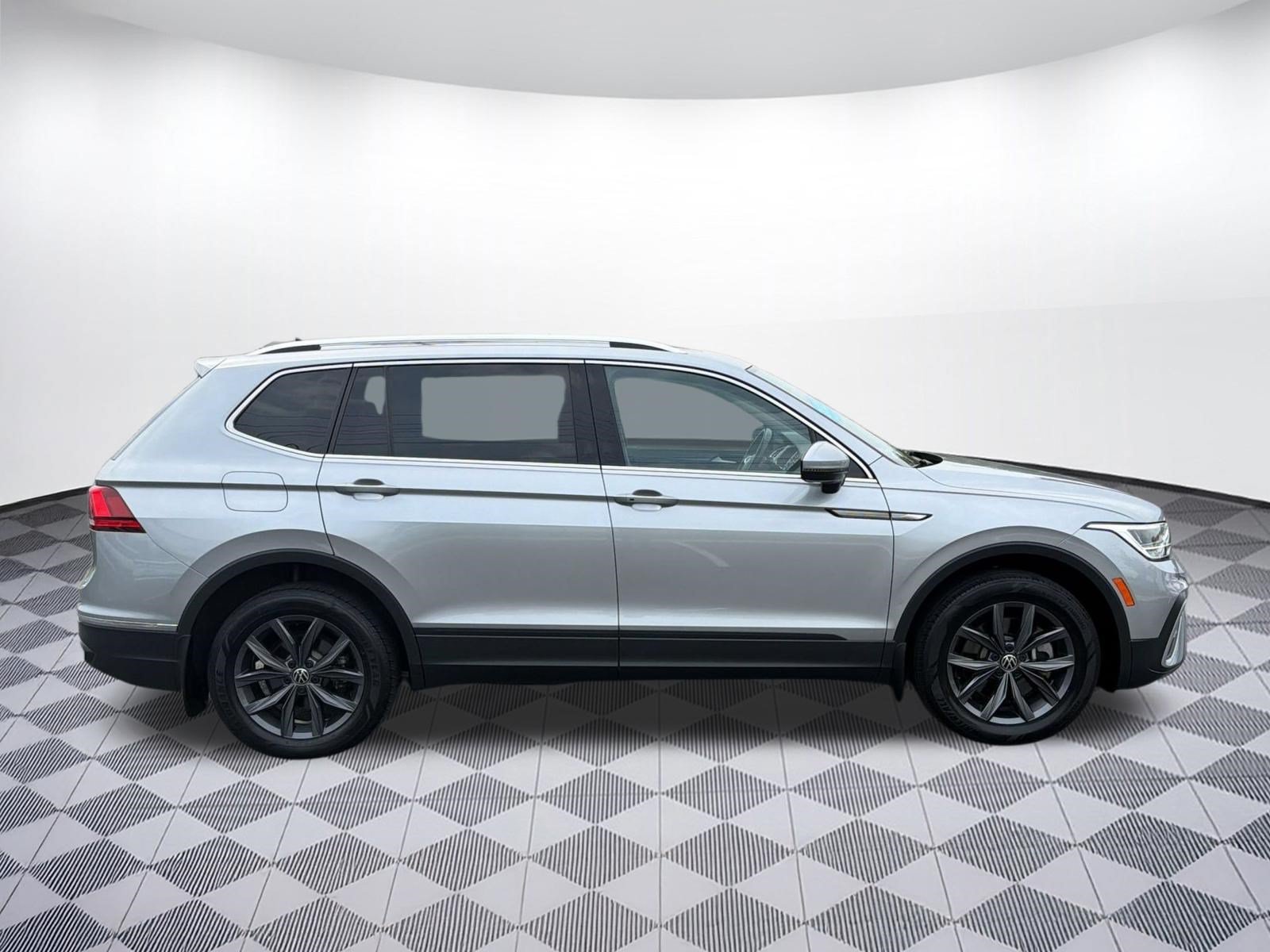 Used 2022 Volkswagen Tiguan SE w/ Panoramic Sunroof Package AWD/4WD image 7