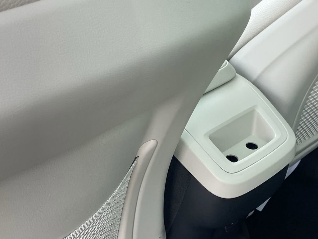 Used 2023 Volvo XC60 B5 Plus AWD/4WD image 18