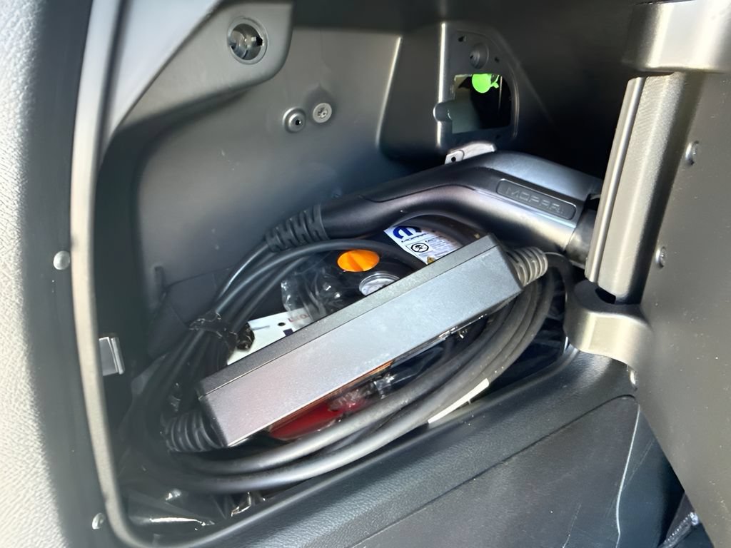 Used 2024 Chrysler Pacifica Premium FWD image 29