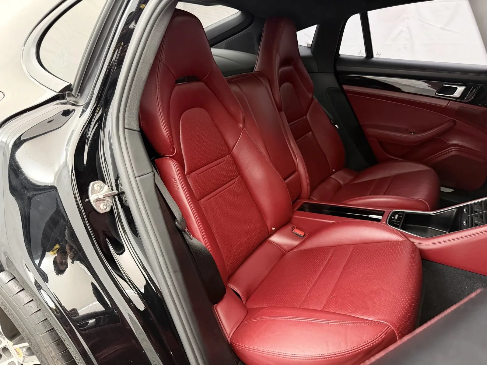 Used 2018 Porsche Panamera RWD image 35