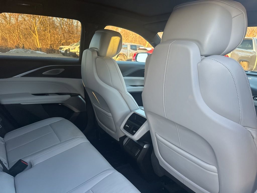 Used 2025 Cadillac Lyriq Luxury image 12