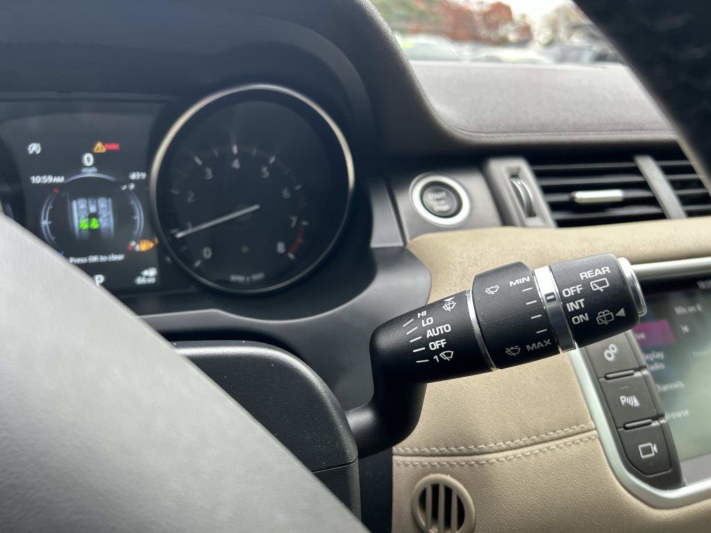 Used 2019 Land Rover Range Rover Evoque SE Premium image 30