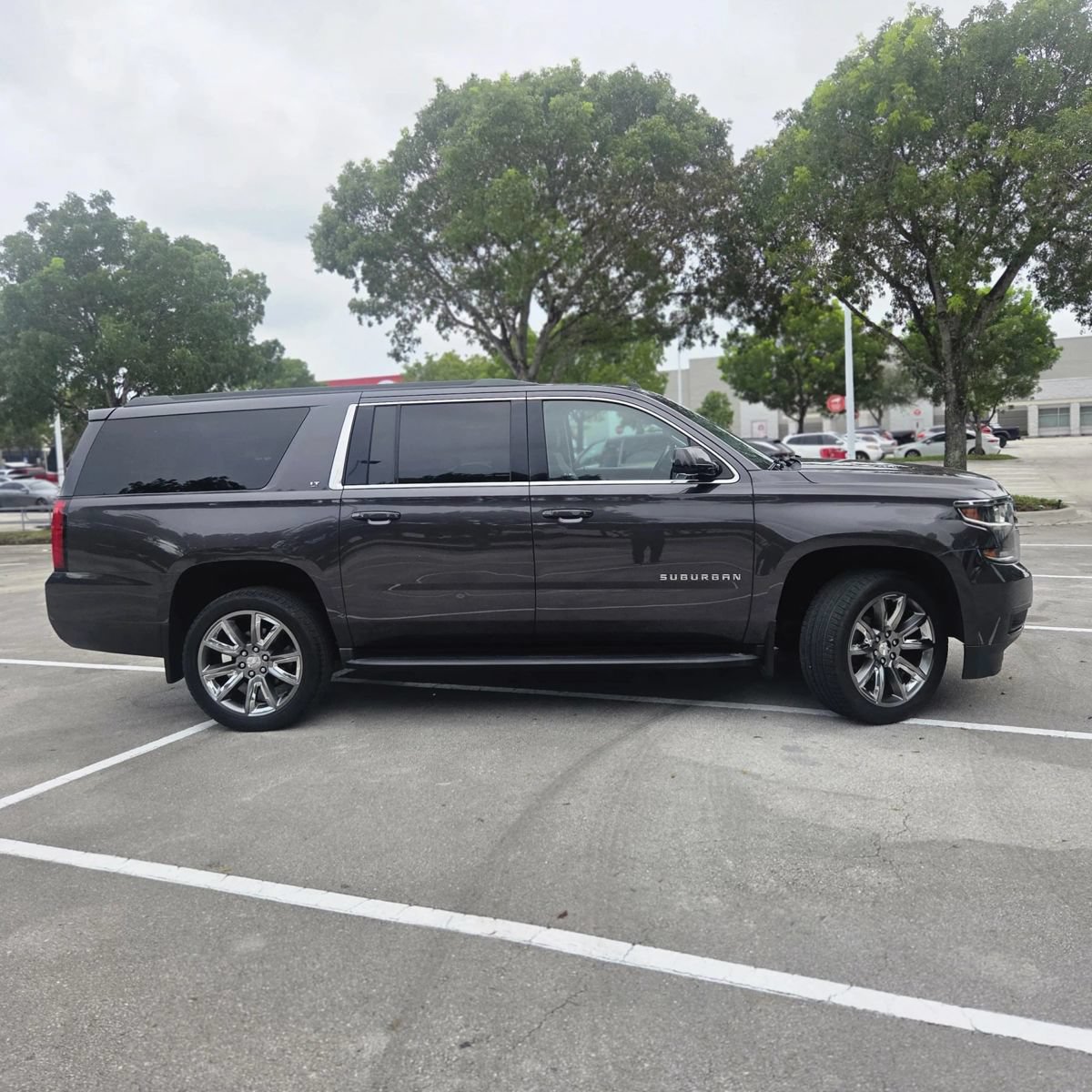 Used 2018 Chevrolet Suburban LT RWD image 4