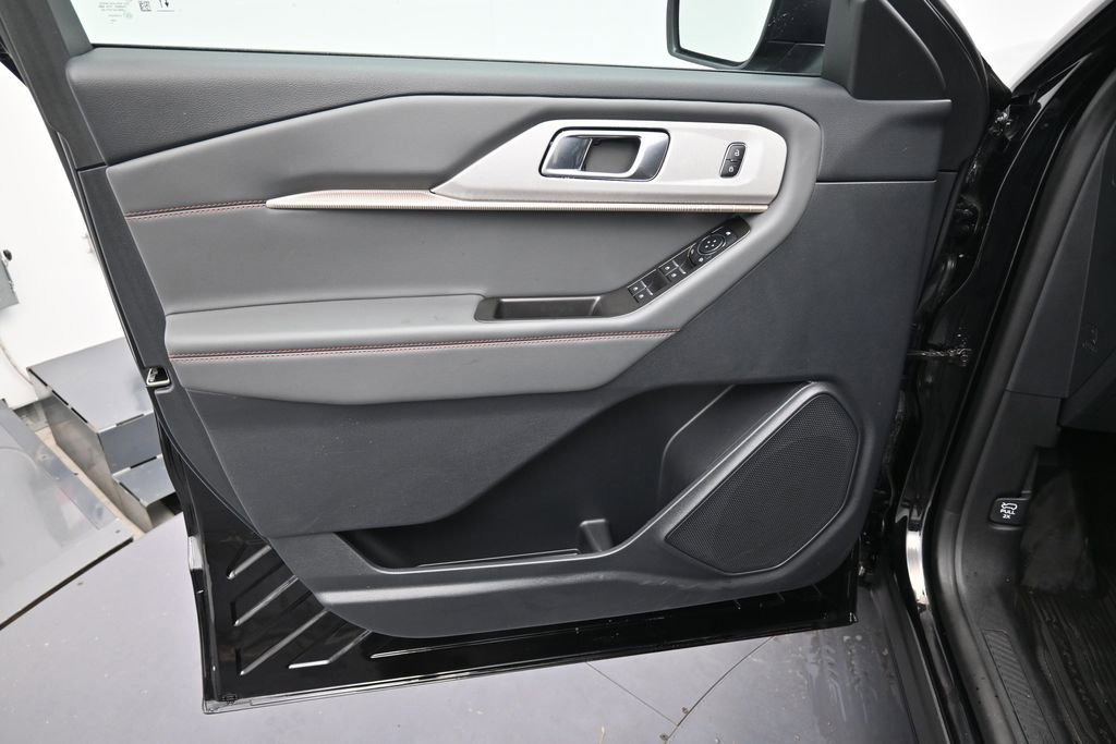 Used 2025 Ford Explorer Active w/ Active Comfort Package RWD image 10