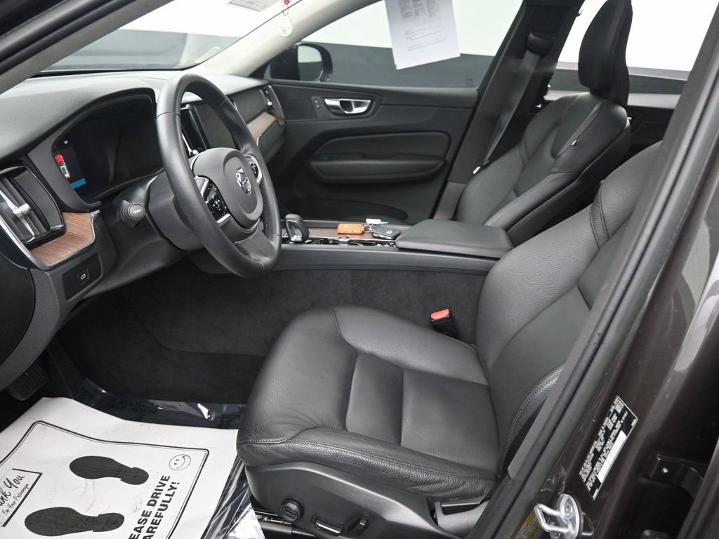 Used 2023 Volvo XC60 B5 Plus image 25