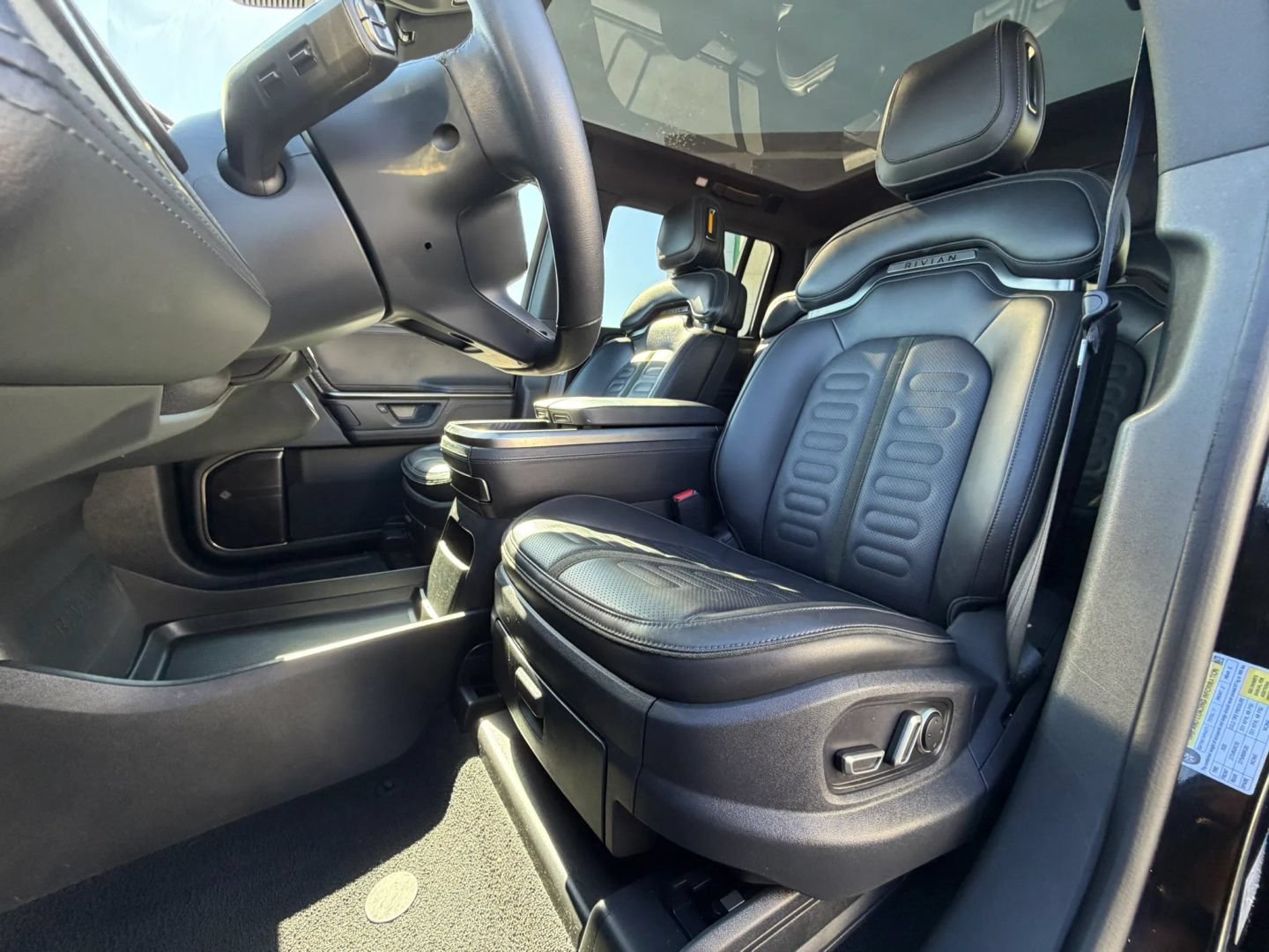 Used 2025 Rivian R1S Adventure Dual AWD/4WD image 21