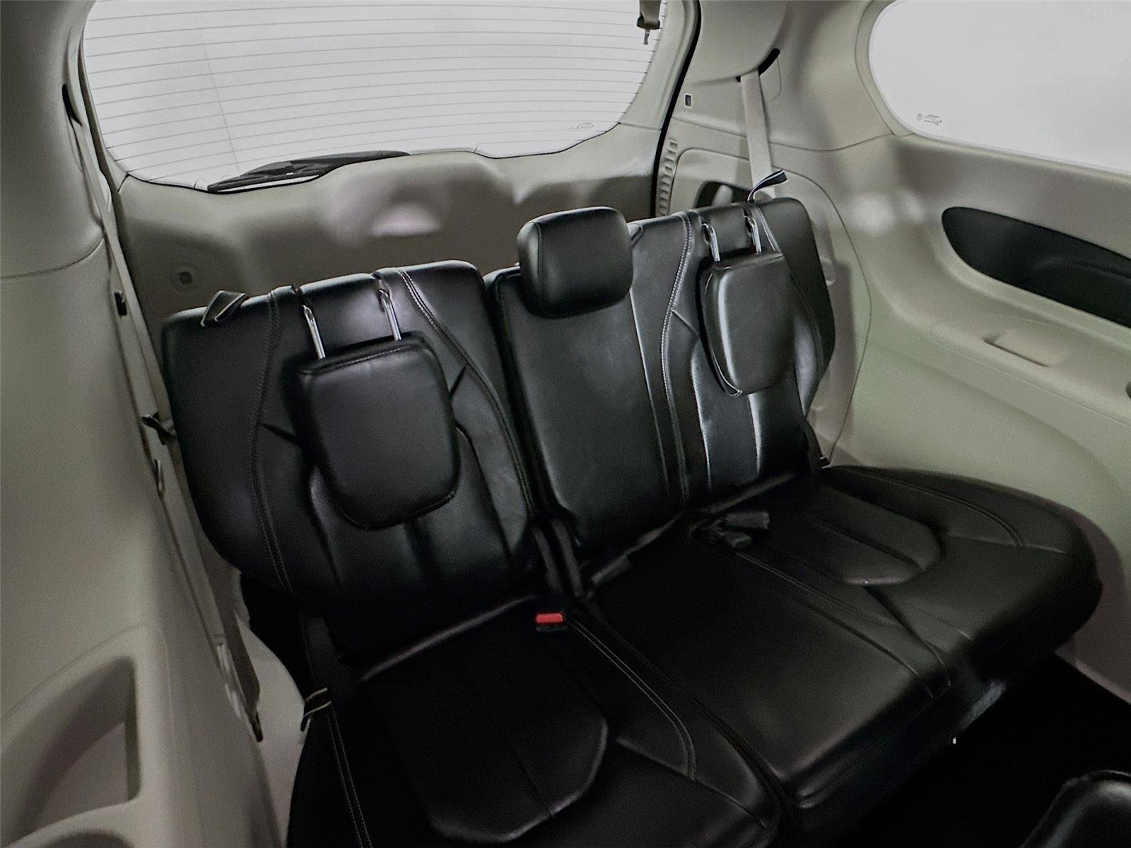 Used 2023 Chrysler Pacifica Touring-L image 26